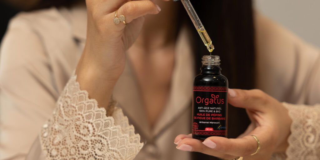 Femme marocaine appliquant de l’huile de figue de barbarie sur son visage. Moroccan woman applying prickly pear oil to her face.