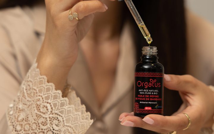 Femme marocaine appliquant de l’huile de figue de barbarie sur son visage. Moroccan woman applying prickly pear oil to her face.